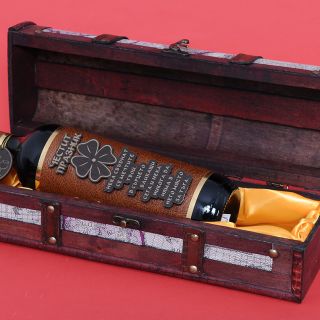 Сувенир кутия с бутилка червено  вино 